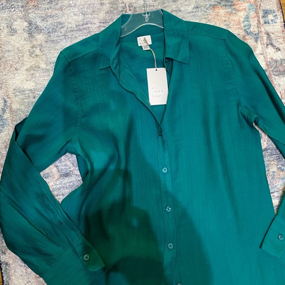 Green long sleeve button up blouse size medium NWT - Picture 2 of 6